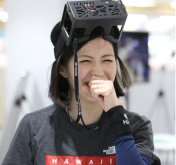 ゴーグルをつけてはにかむ女性